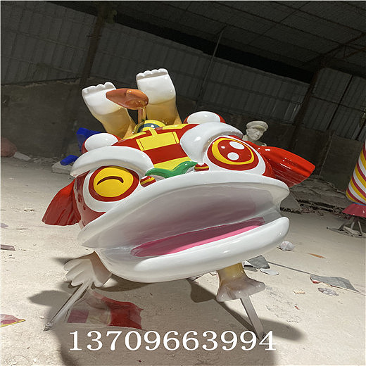 新年舞狮队形象玻璃钢卡通狮子雕塑造型为楼盘装饰