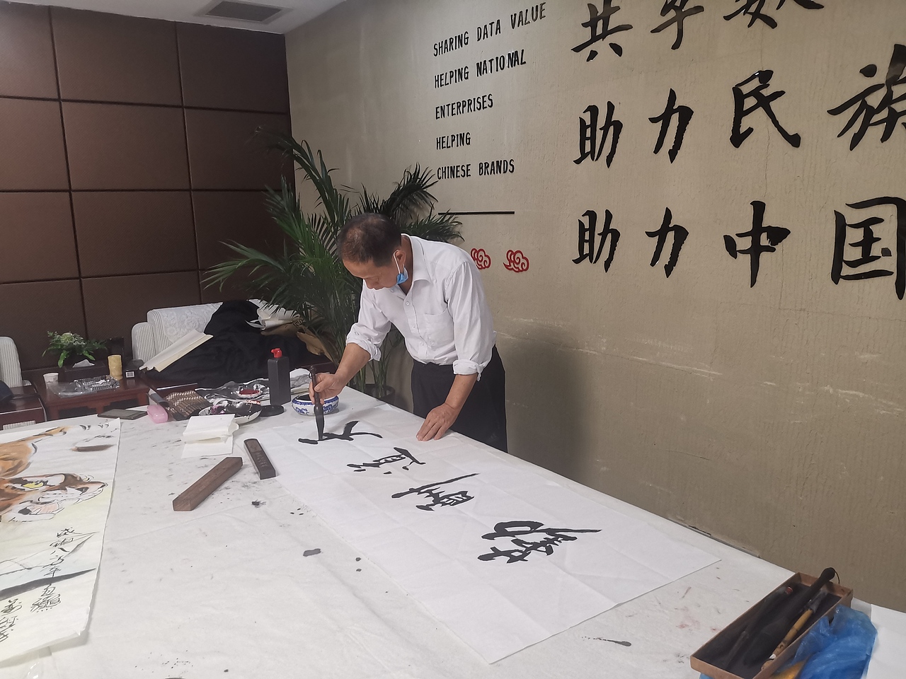 神州阳光书画院书画家为企业发展助力。