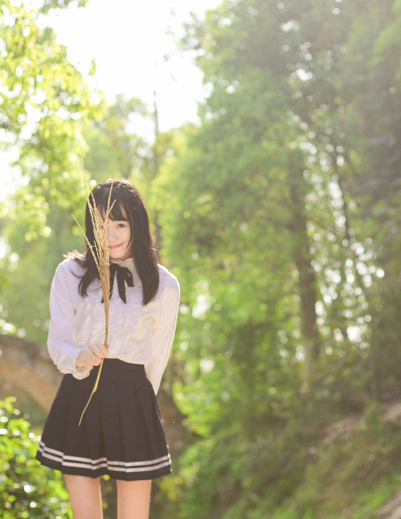 春晚绿野秀,岩高白云屯。身穿洁白衬衣的少女,你如同天使一般闪着光芒,让我移不开视线。