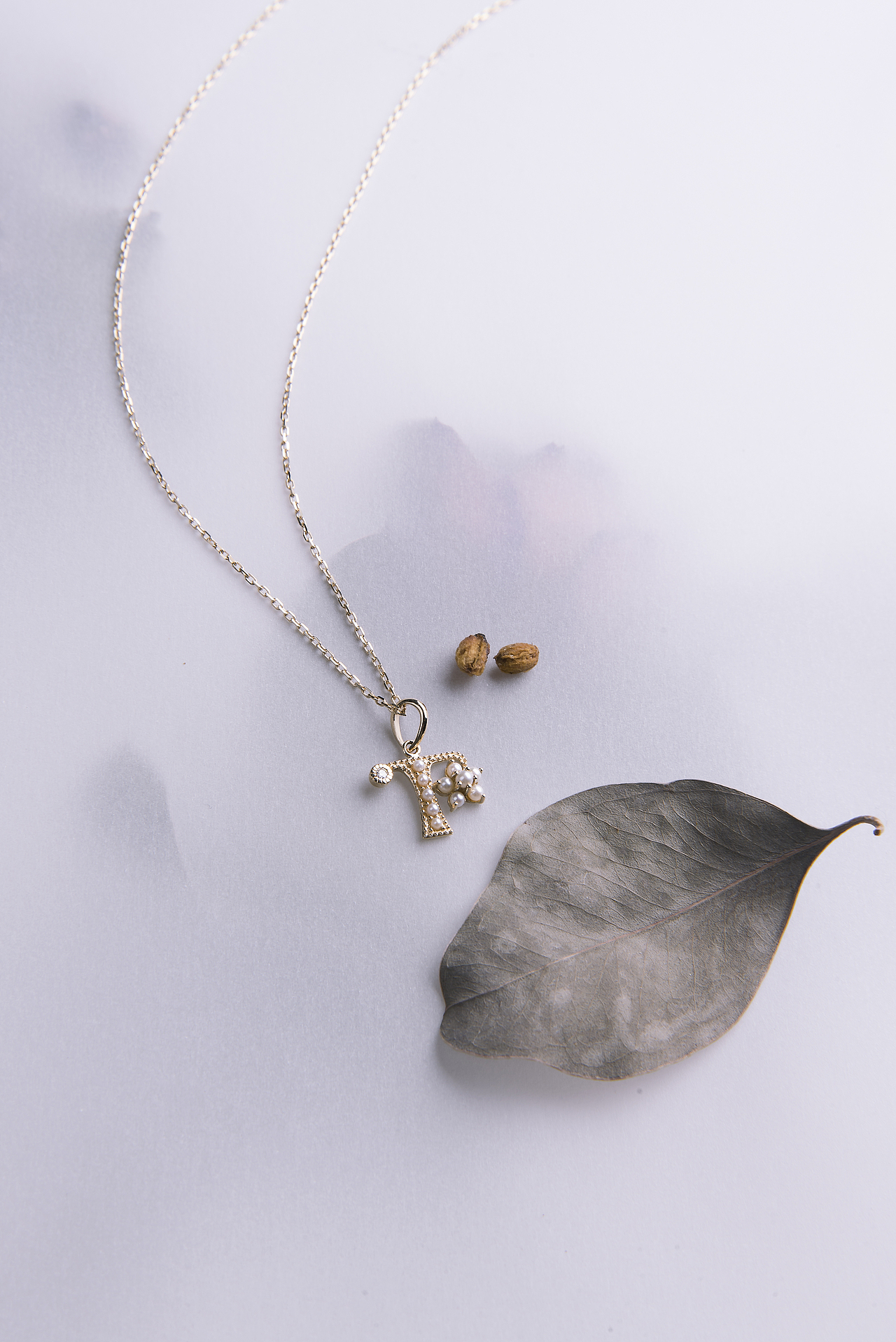 带珍珠的字母项链（图ZMTYxNzY5NDY0） - 产品摄影 - 站酷设计师Dim750原创素材 - 站酷ZCOOL