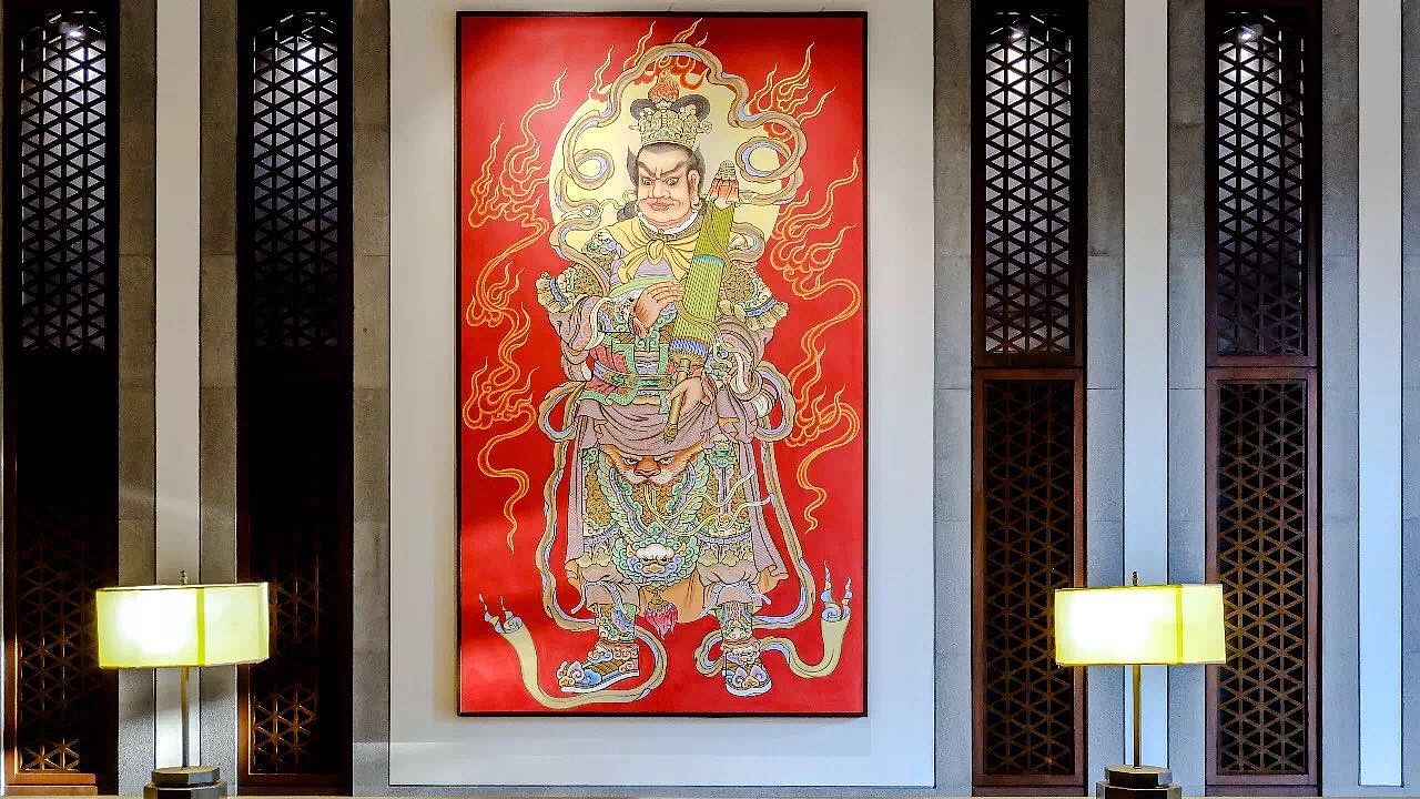 北方多闻天王手持伞,代表"雨"