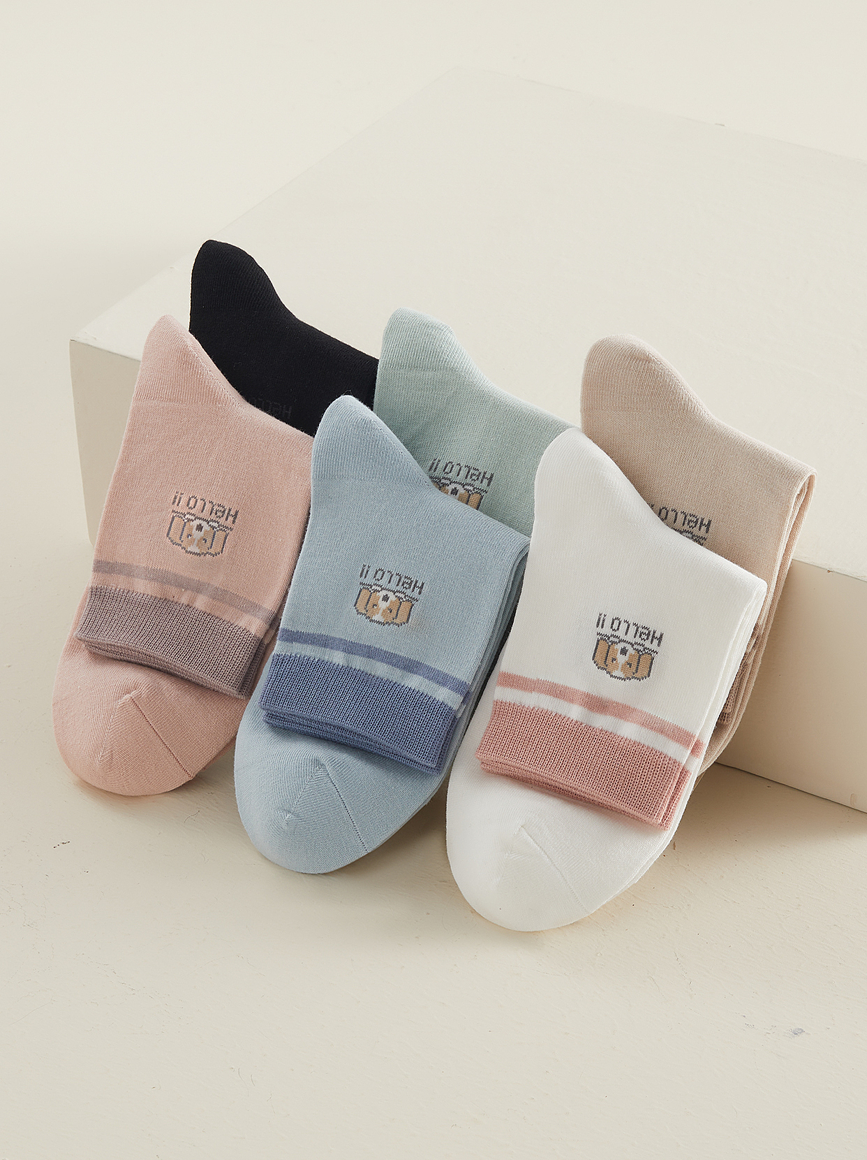 拍了一组舒适的少女款中筒袜子～