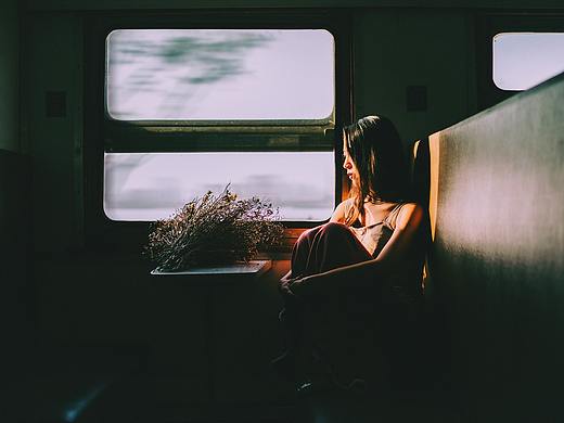 我看见，恍然隔世的阳光在车窗外。