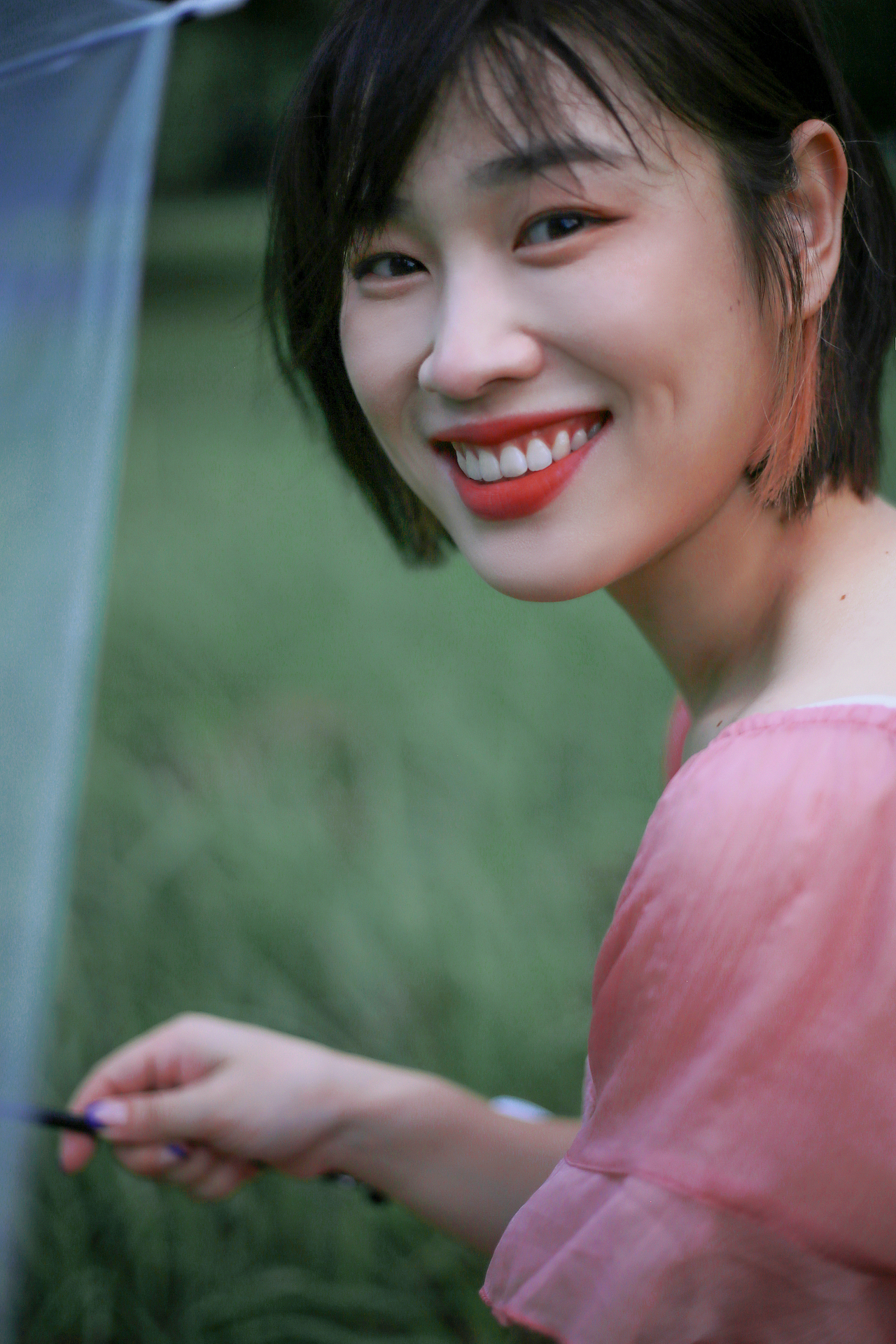 嘿，姑娘，你的笑里带着一点甜~