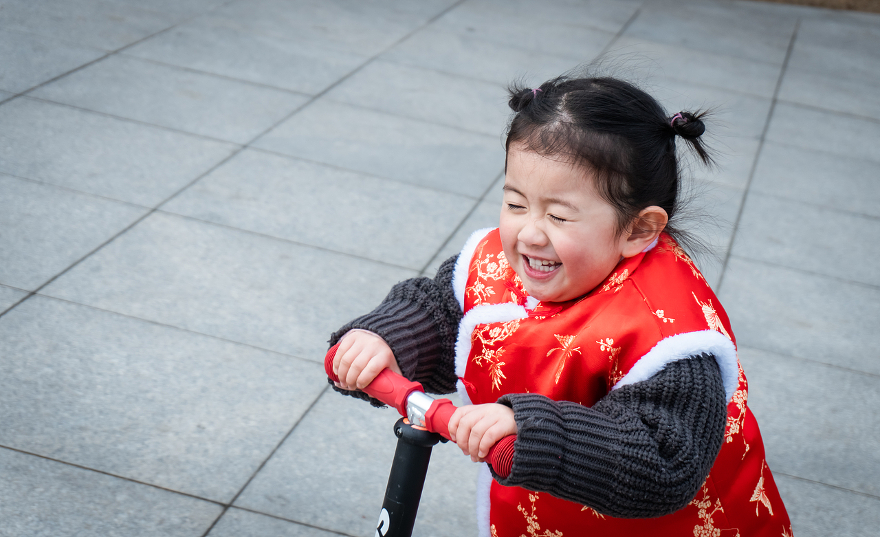 小郑三岁了-《公园玩耍》