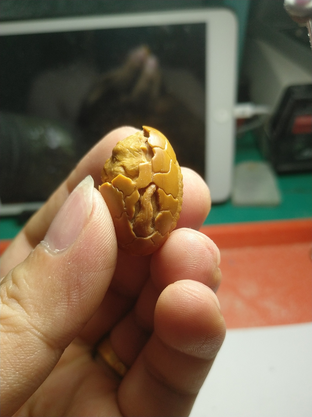 橄榄核雕刻 龙宝宝