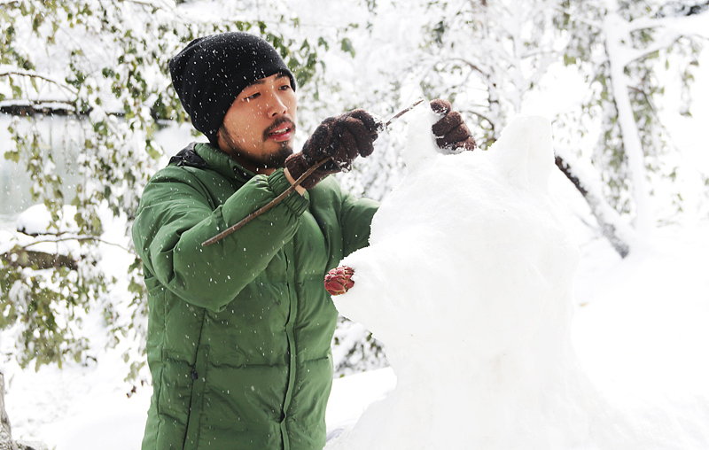 《要坚持画画》—下雪啦（图ZMTMwNzA1NTI=） - 艺术插画 - 站酷设计师李沐霖Morning原创素材 - 站酷ZCOOL