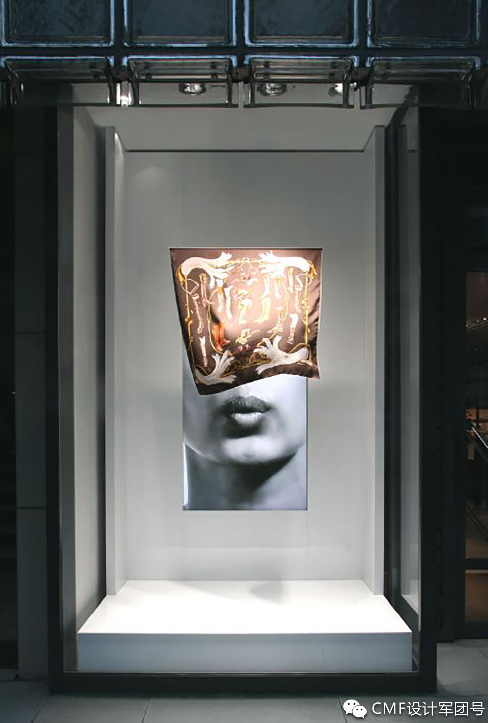 吉冈德仁不走寻常路,设计了这样一个动态的装置,丝巾在半空中轻轻摇曳