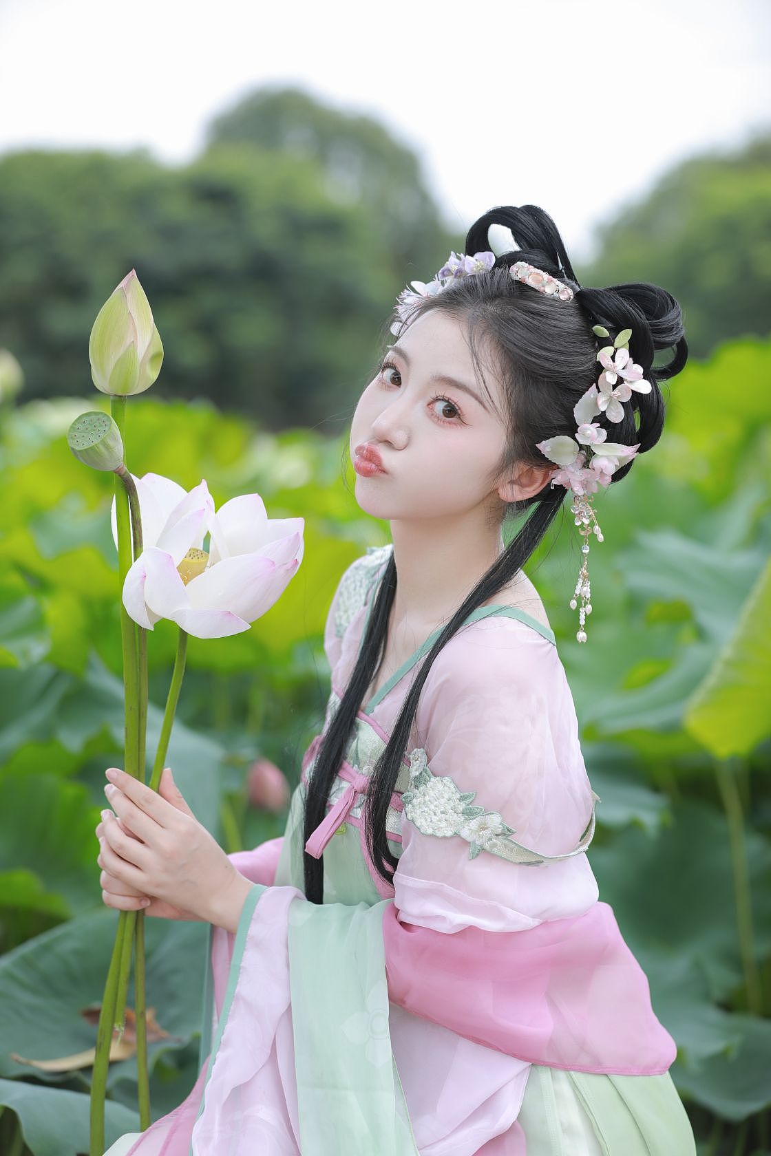 荷叶罗裙一色裁，芙蓉向脸两边开