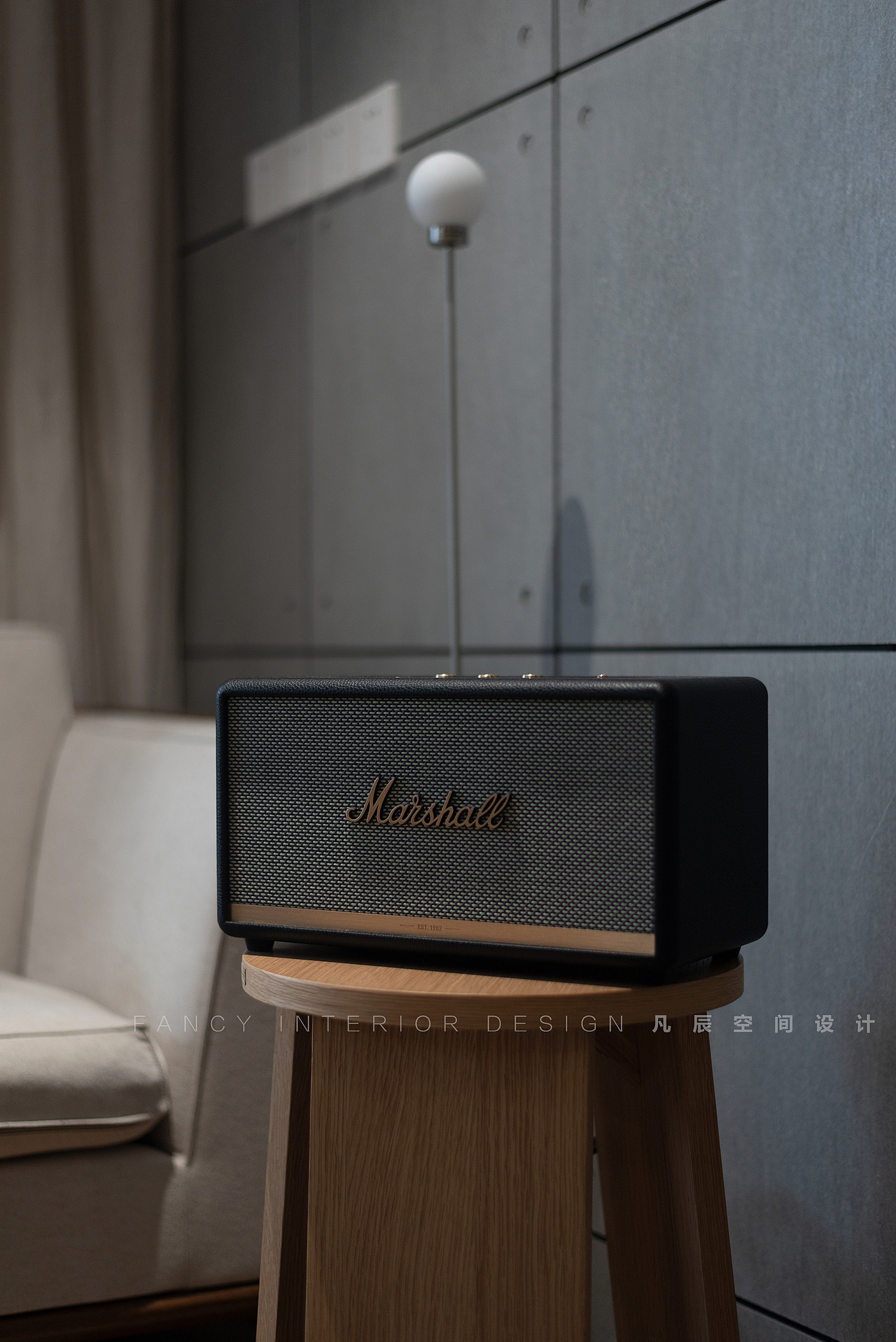 这样安静纯粹的家根据屋主的兴趣而定,所以音乐是不可缺少的一个物件,这款马歇尔放在这里再合适不过啦,既能保证音质,重点是颜值还在线~