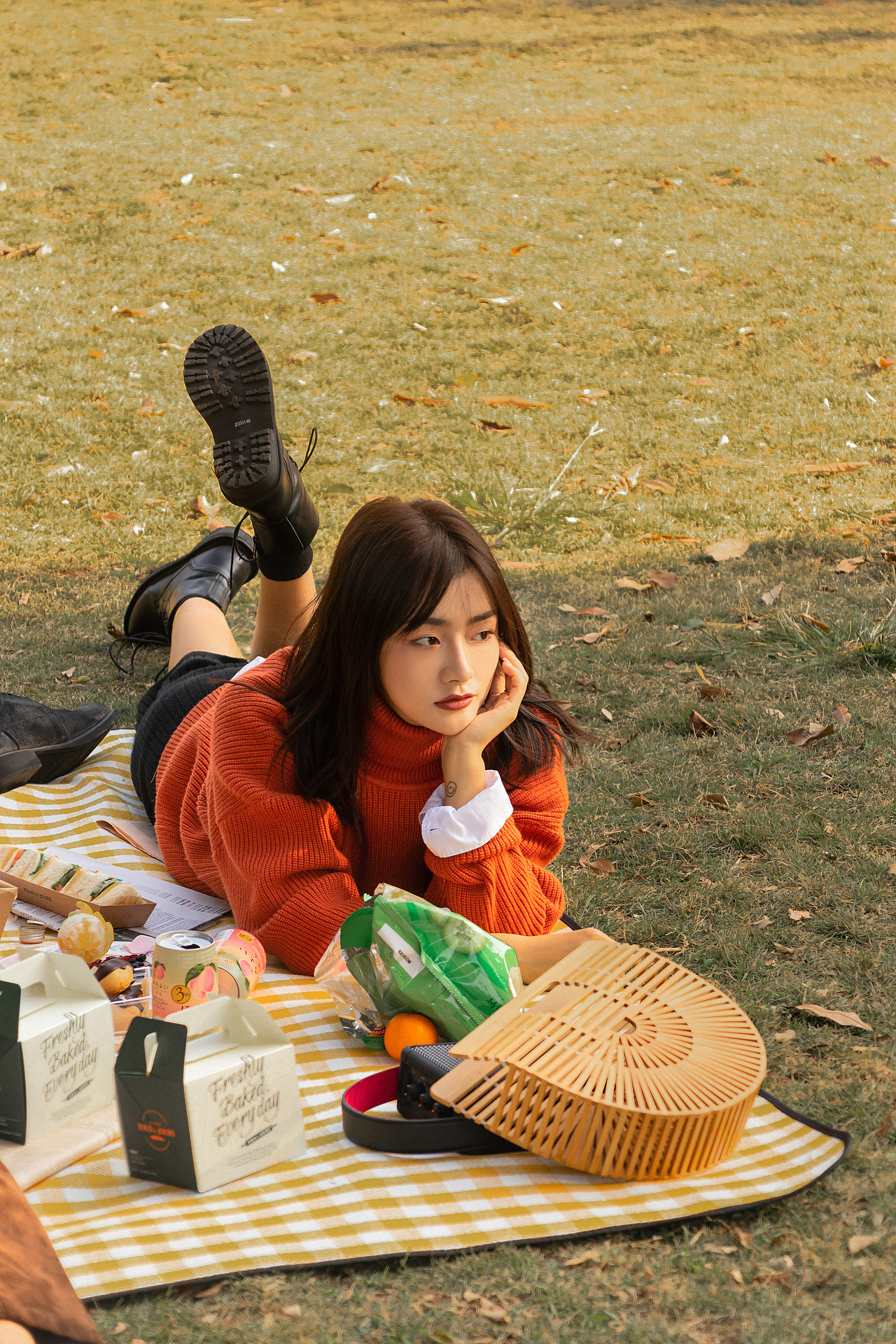 晚秋 · 與朋友野餐（圖ZMjM1MTcxOTA4） - 人像攝影 - 站酷設(shè)計(jì)師奔跑的小橘原創(chuàng)素材 - 站酷ZCOOL