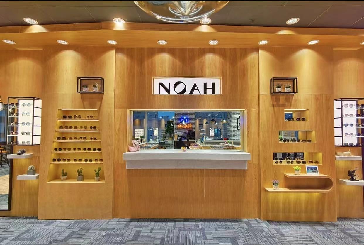 原木色眼镜店展柜设计 商业空间展览展示