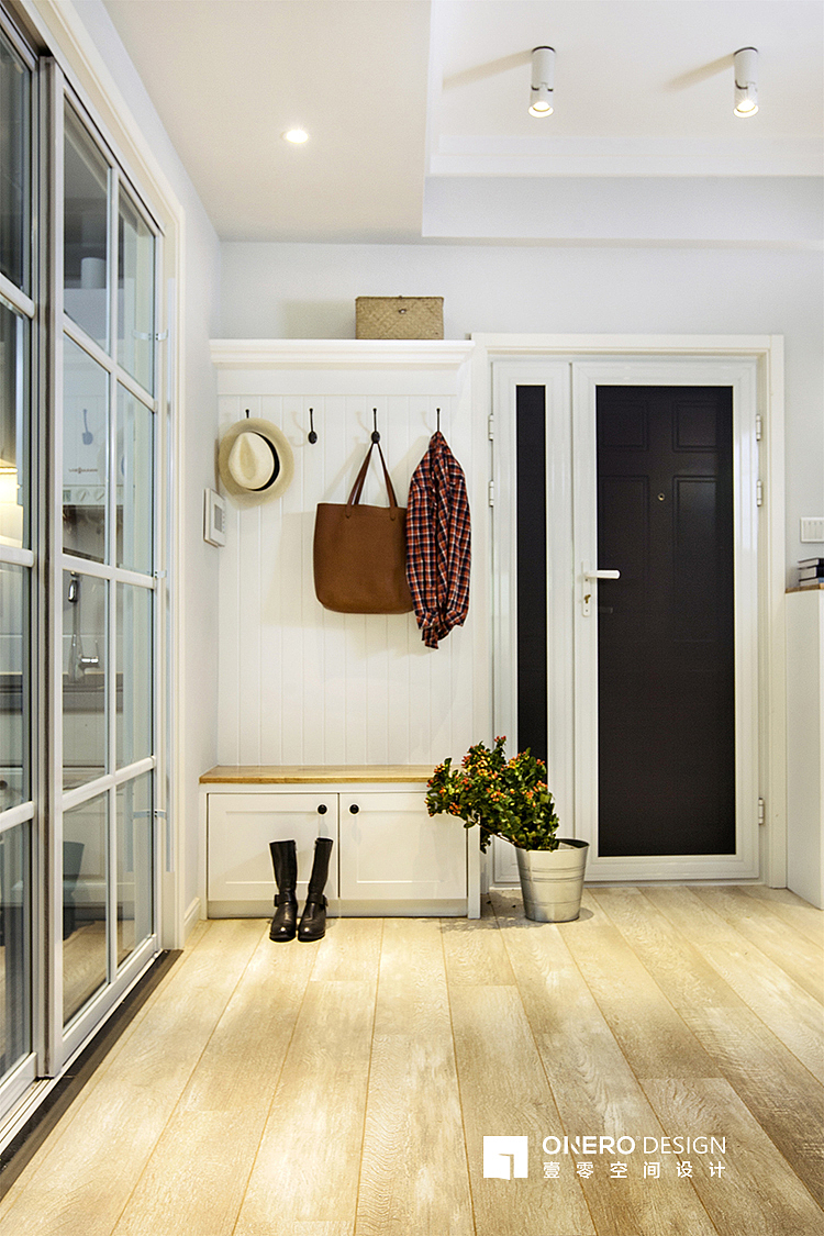 进家门设计了换鞋凳,坐下休息片刻,居家生活从这里开始。