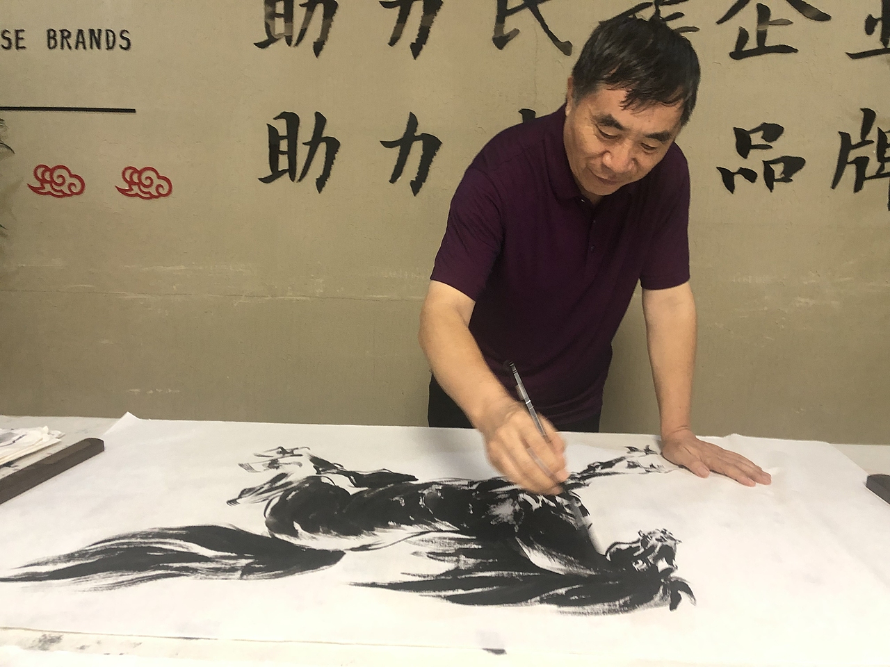 神州阳光书画院书画家为企业发展助力。