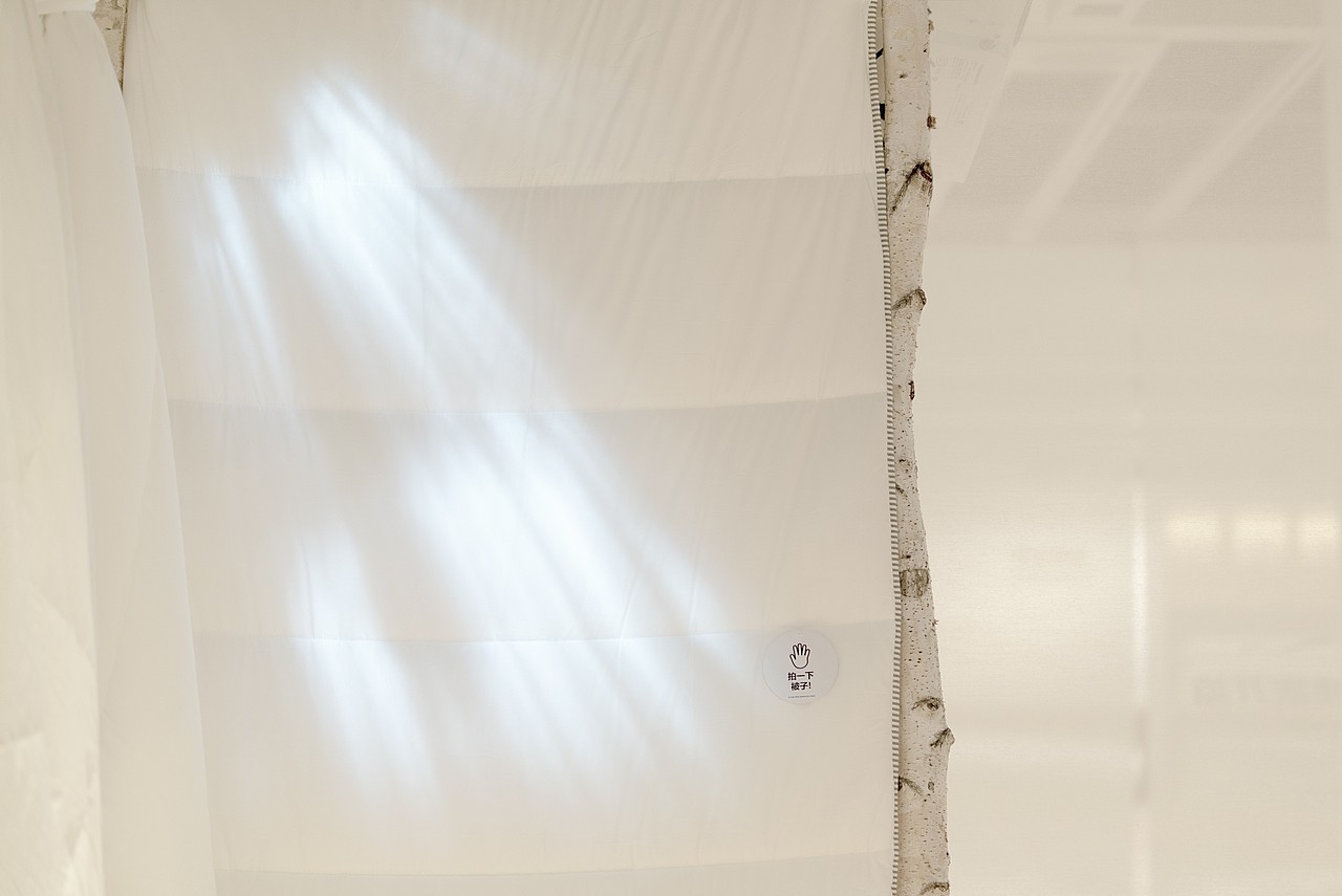 轻抚被子 被子上透出丝丝晨光