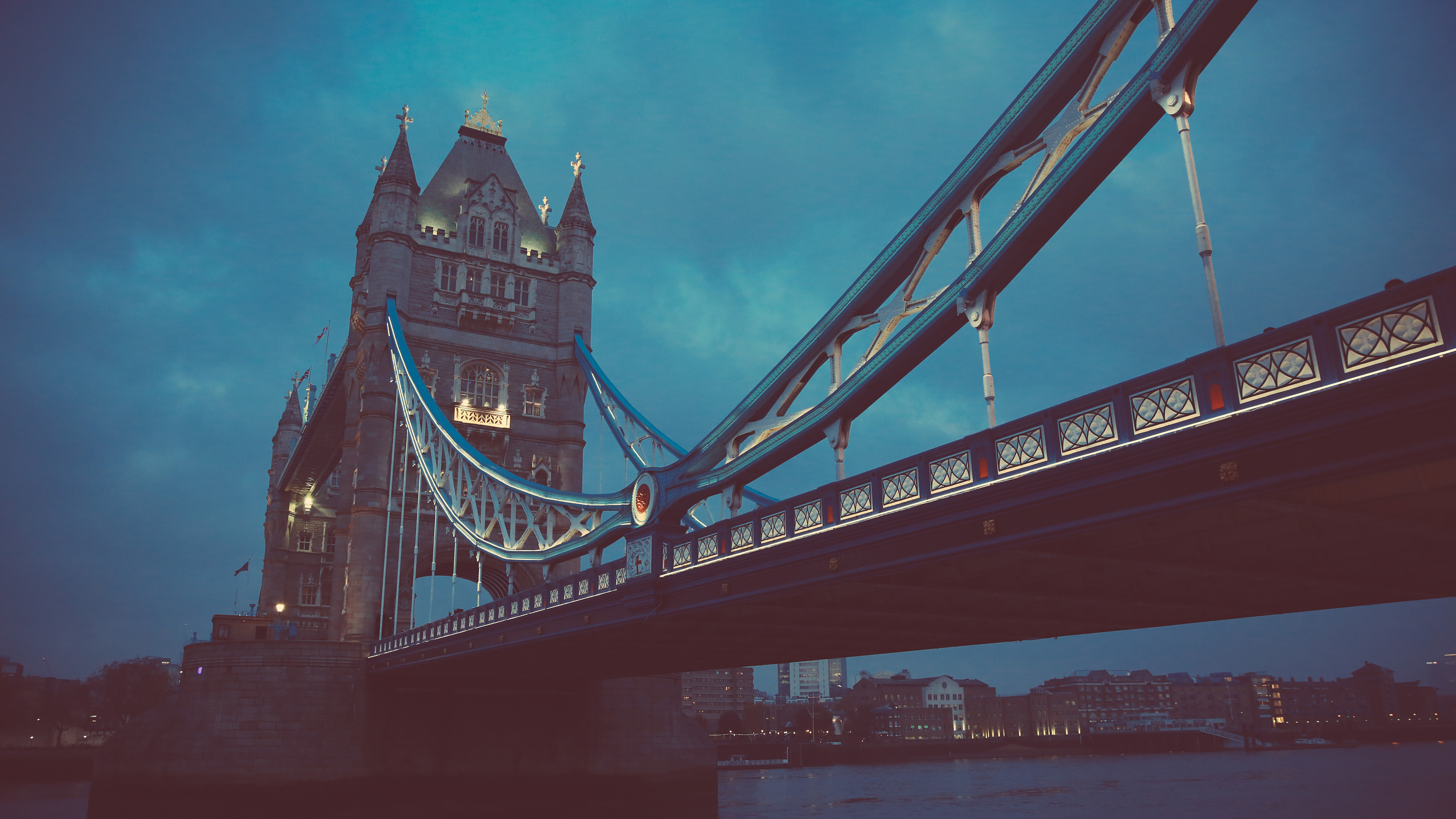 必应美图：在伦敦塔桥夜间开放时的延时摄影 2016年7月26日 - 必应壁纸 - 中文搜索引擎指南网