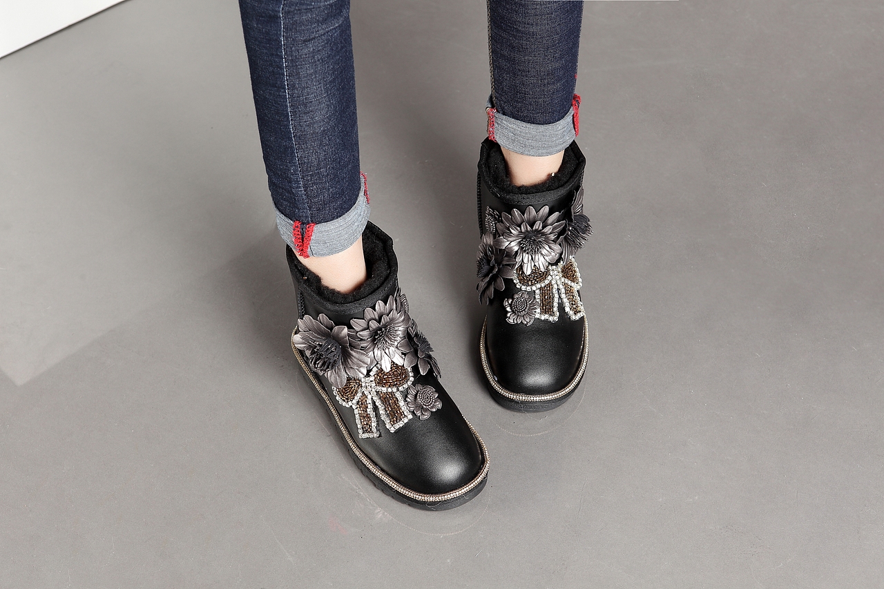 淘宝女鞋摄影 雪地靴拍摄 豆豆鞋拍摄  室内模特摄影