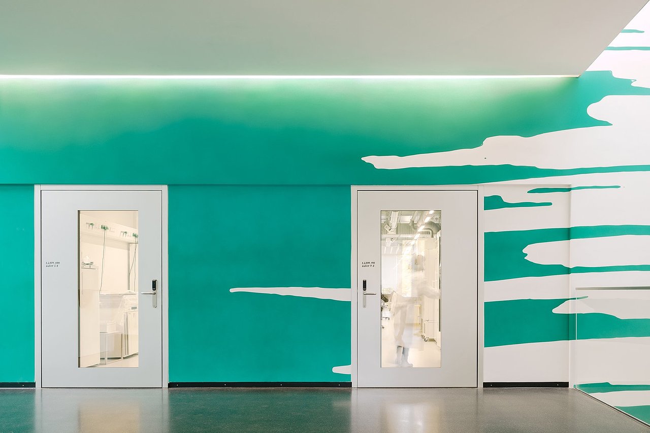 大笔触点亮整个空间——办公空间导视设计