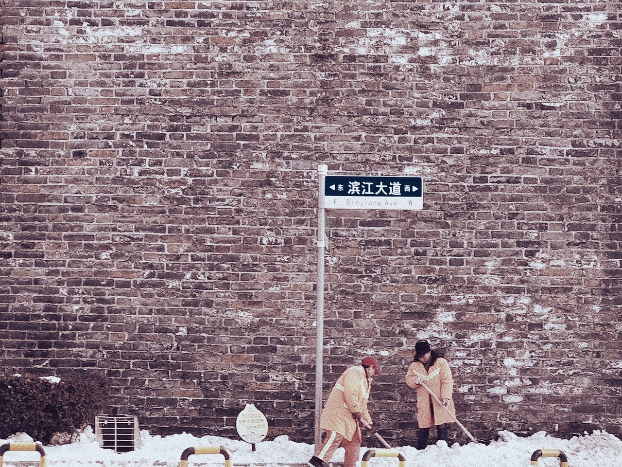 这里曾是热闹的码头,现在是热闹的步行街,无论跨过几个世纪,这里都是人们关注的焦点,环卫工一大早就要到这清扫积雪,避免游客滑倒