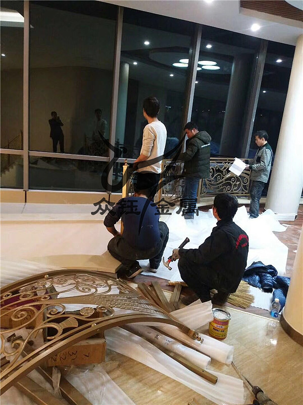 私人订制铜楼梯 商务会所酒店楼梯护栏传递着时尚气息