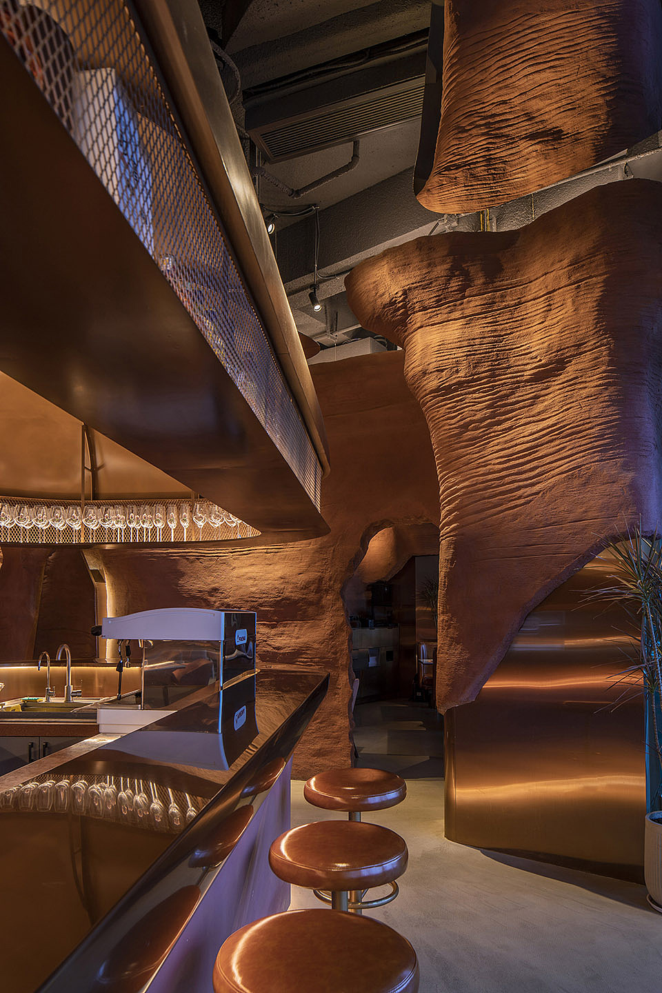 金属吧台与粗糙墙面对比，the metal bar contrasts with the rough wall © 金伟琦
<br>