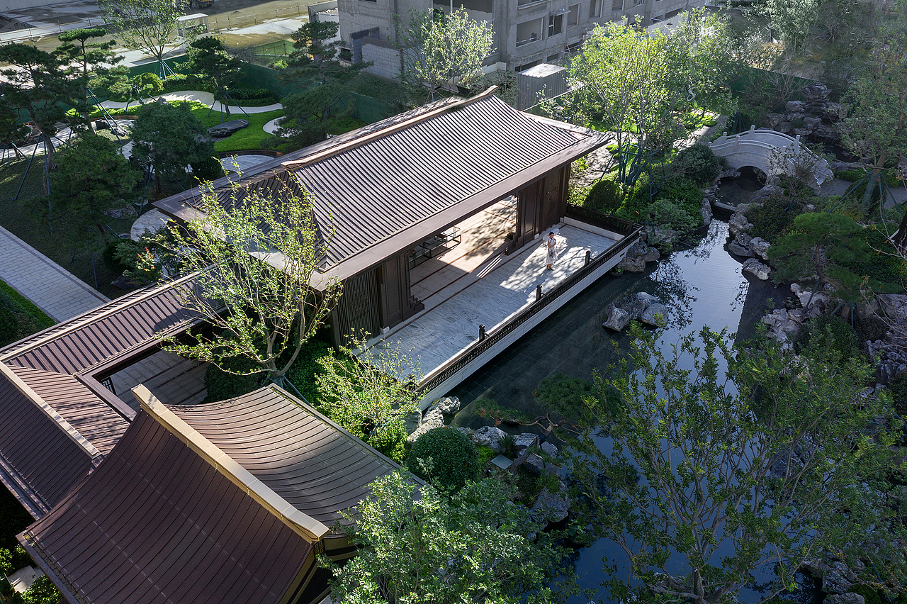 步入“烟雨长廊”
复行数百步,忽逢半亩映月池<br>池中并蒂花开<br>框景入室,斜映水面