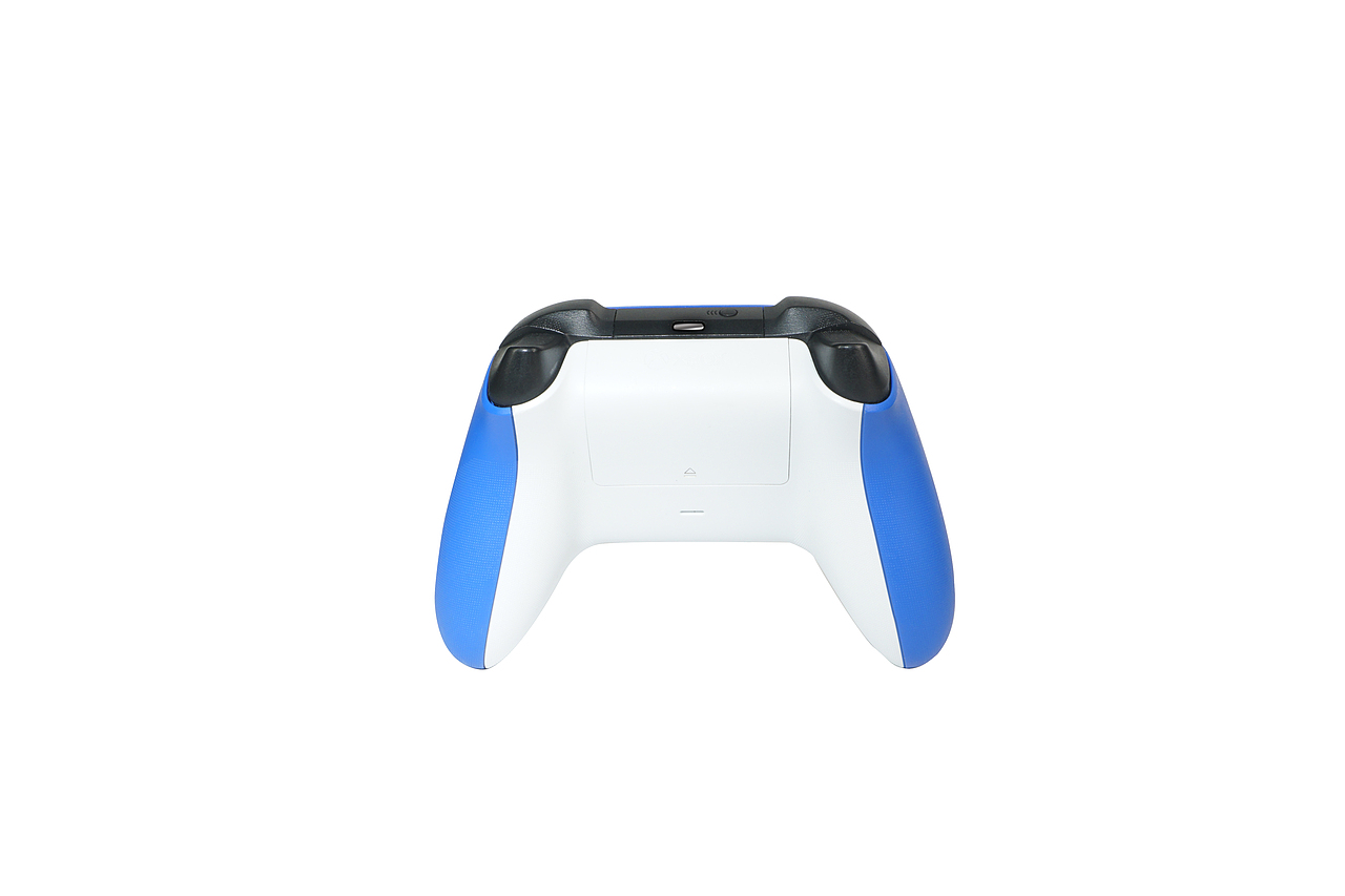 扳机震动马达提供了精确的手指反馈，使武器、撞击和震动体验更加逼真。混合式方向键可以准确地输入操控指令，提升游戏的真实感。自带的3.5mm音频耳机插孔支持使用兼容的耳机，增强了沉浸式游戏体验。