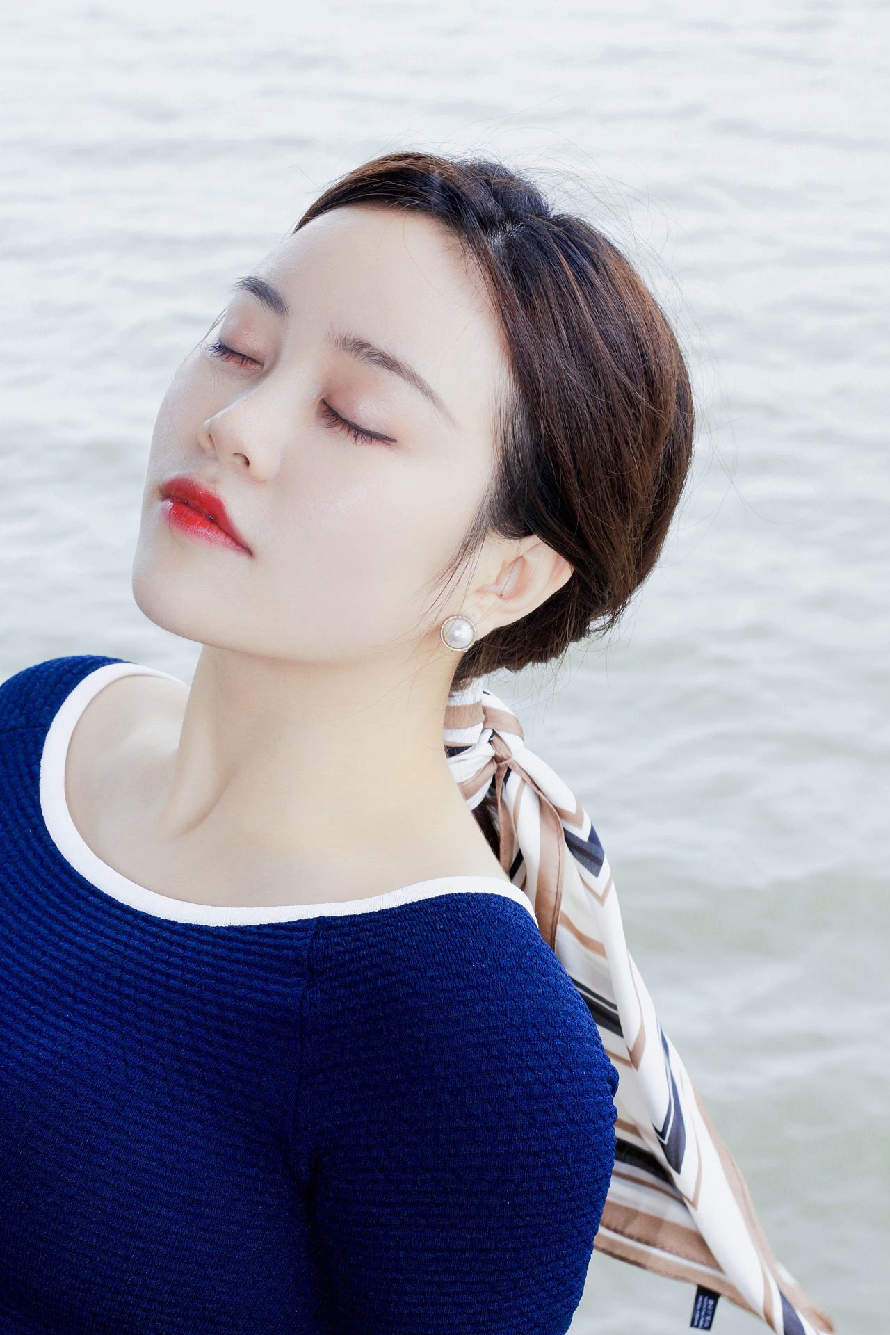 我见青山多妩媚 \/ 9月