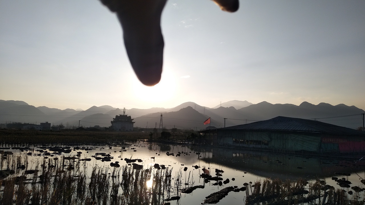 远处夕阳下 群山迷雾中 祠堂恢宏
