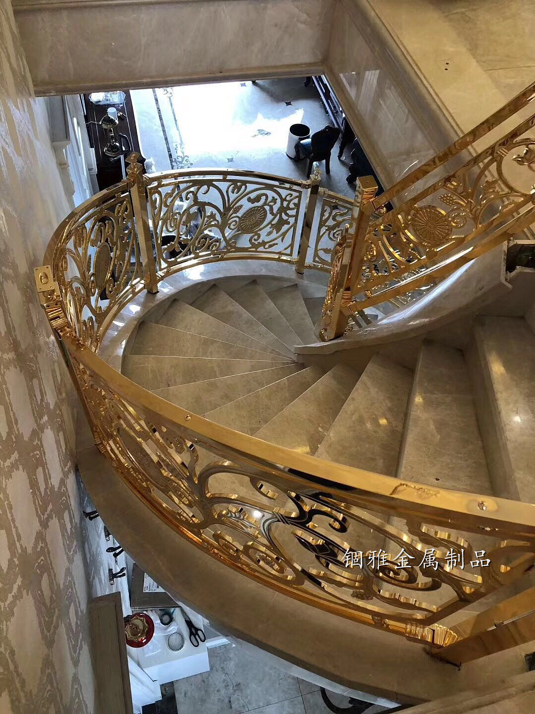 高贵华丽香槟金铝板雕花楼梯护栏