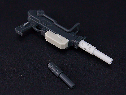 蝎式冲锋枪的枪管如果进行无缝处理会损失一些细节而且难度也比较大,
所以用胶管重新制作一个稍微大一些的枪管,细节也能得到保障,分色也更容易。