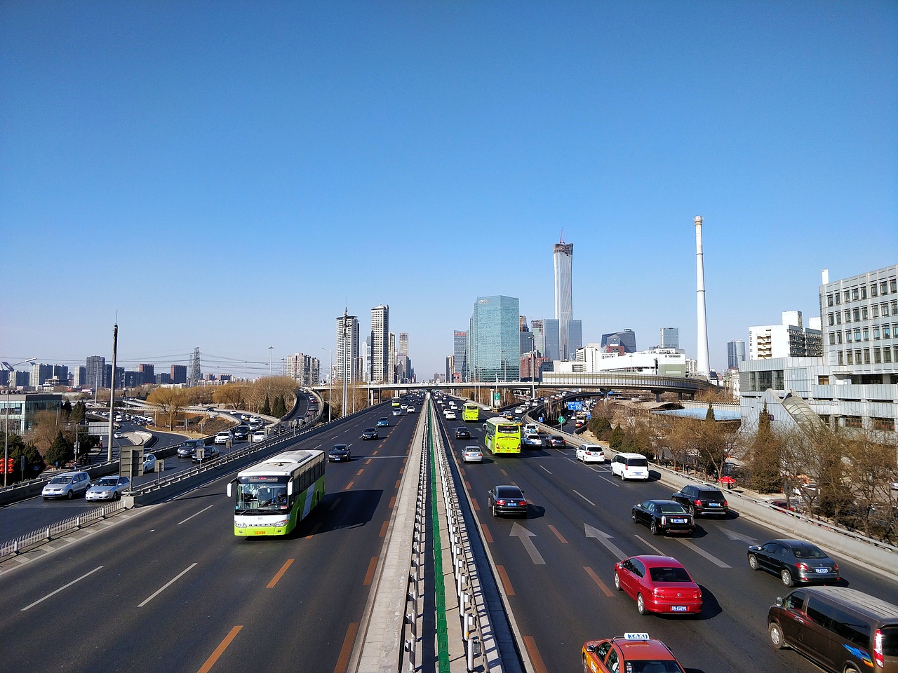 一周四惠枢纽站天桥