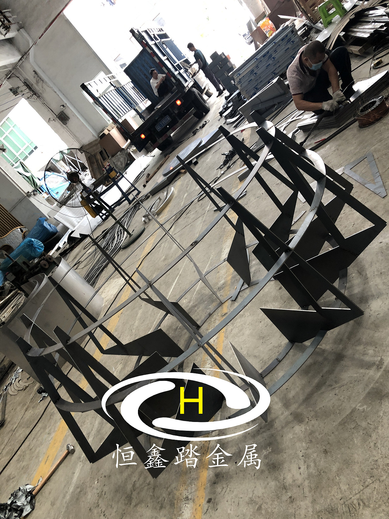 佛山大型不锈钢花钵定制厂家异形不锈钢花坛的独到之处