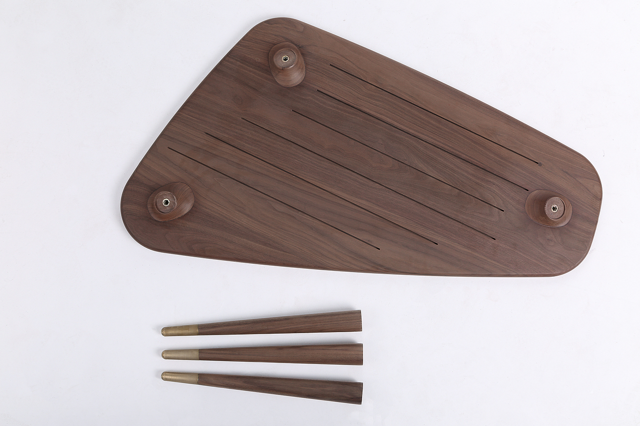 底部实木斜角弧形连接件与桌面无缝式的连接形成干净柔美的线条,衬托出流线感极强的桌面。