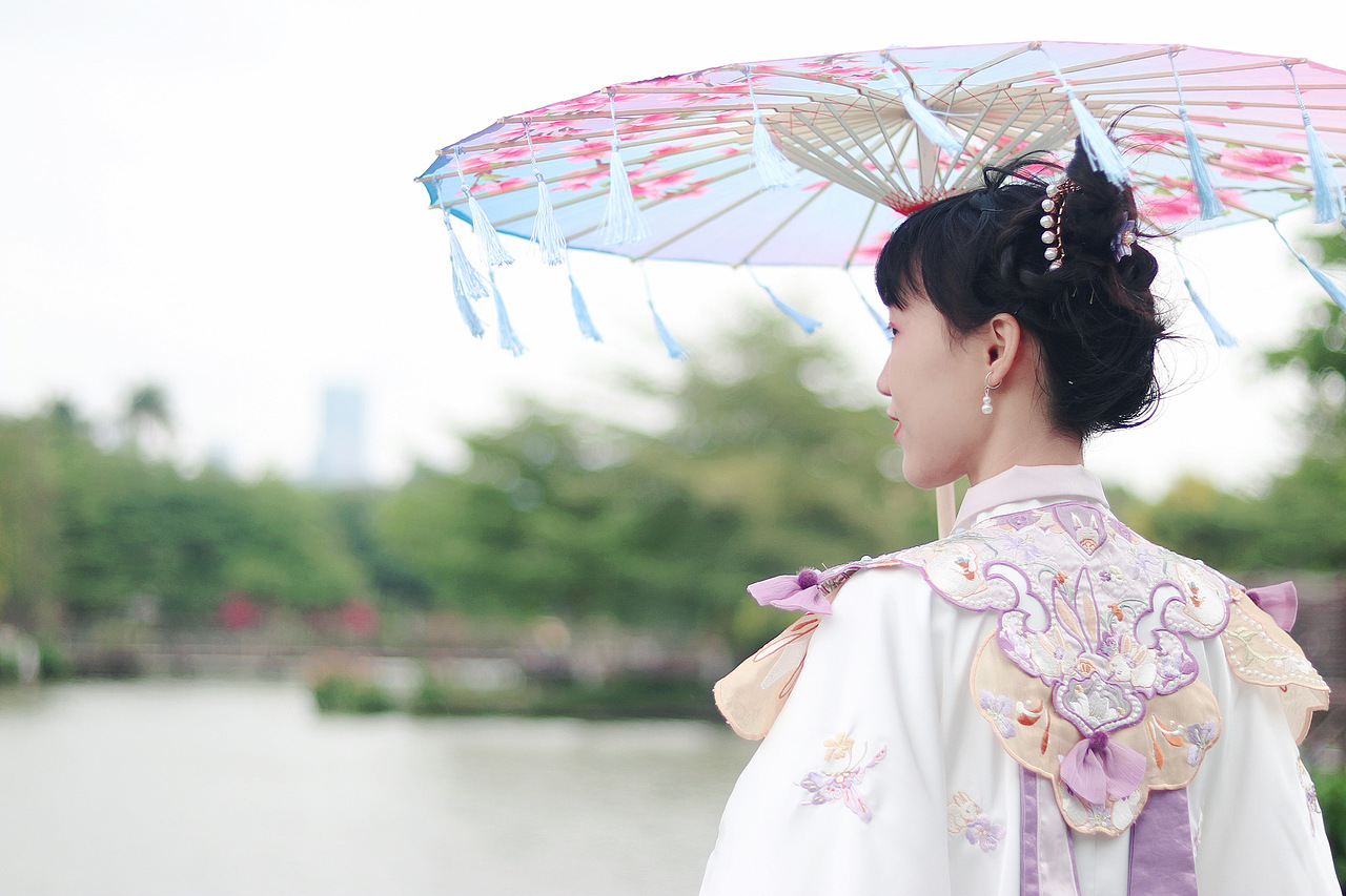 汉服拍摄- 春阴垂野草青青,时有幽花一树明。