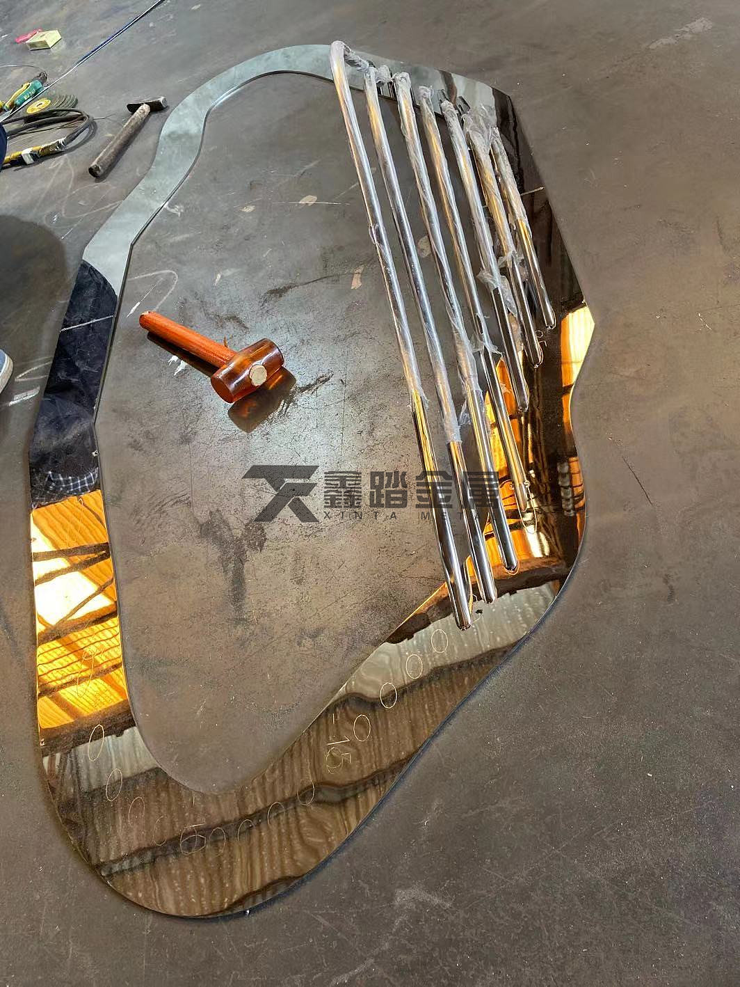 镜面不锈钢圆管假山雕塑在售楼部有着多方面的造景功能