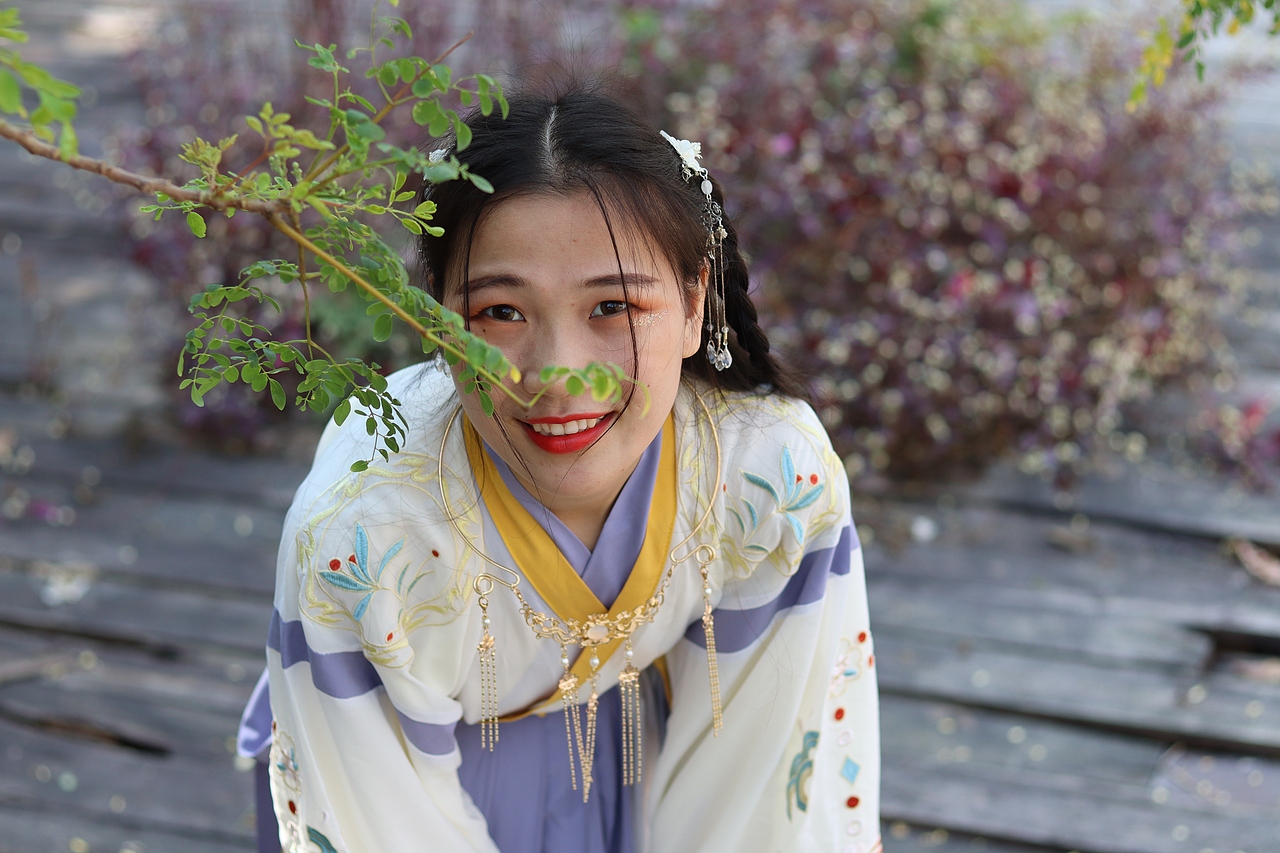 娉娉袅袅十三余,豆蔻梢头二月初