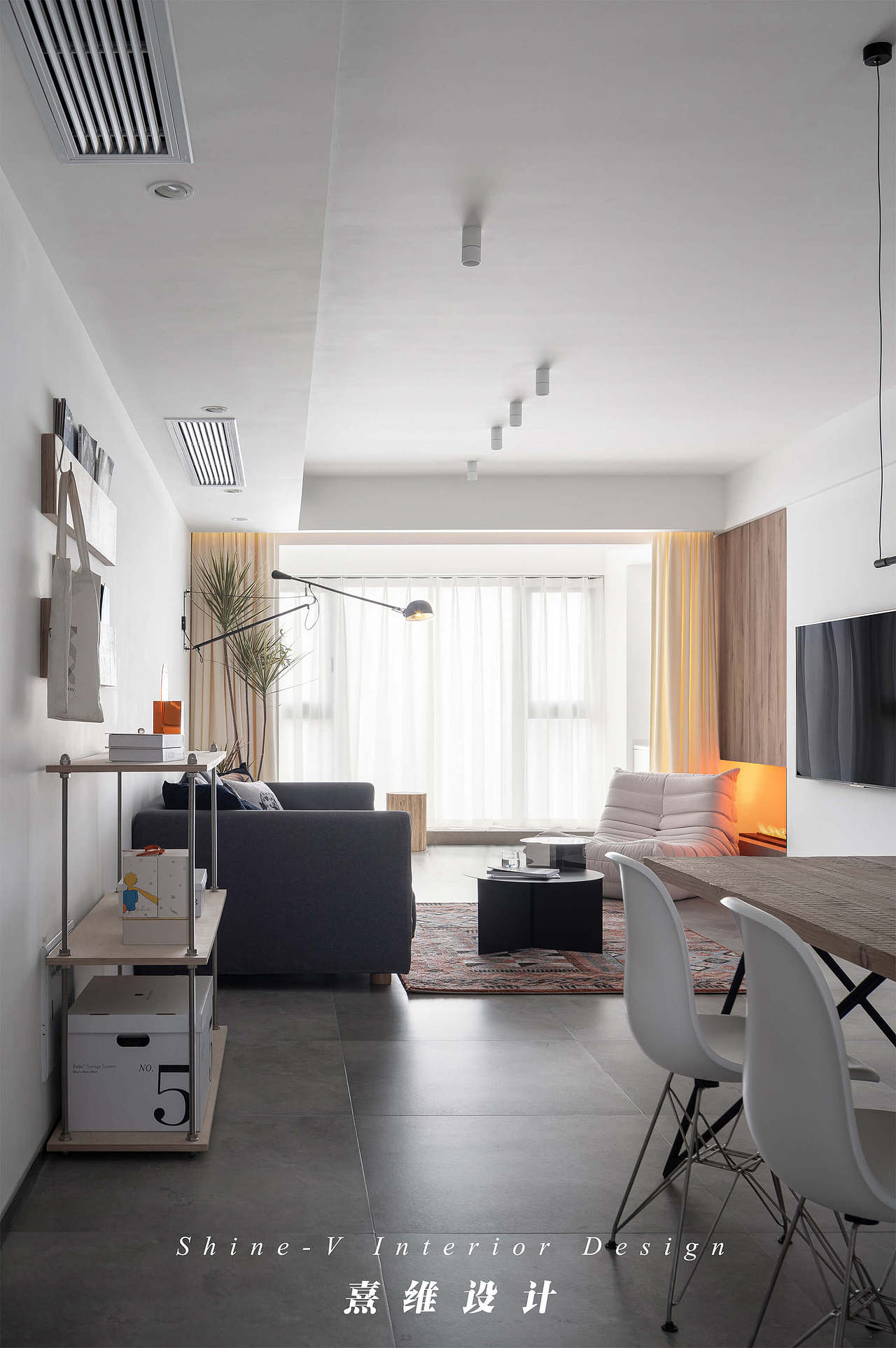 《空格》从单调到纯粹的迁跃,仿若月色来