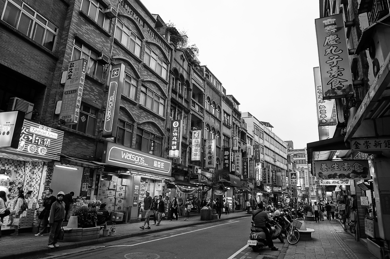 淡水老街熱鬧的商業街