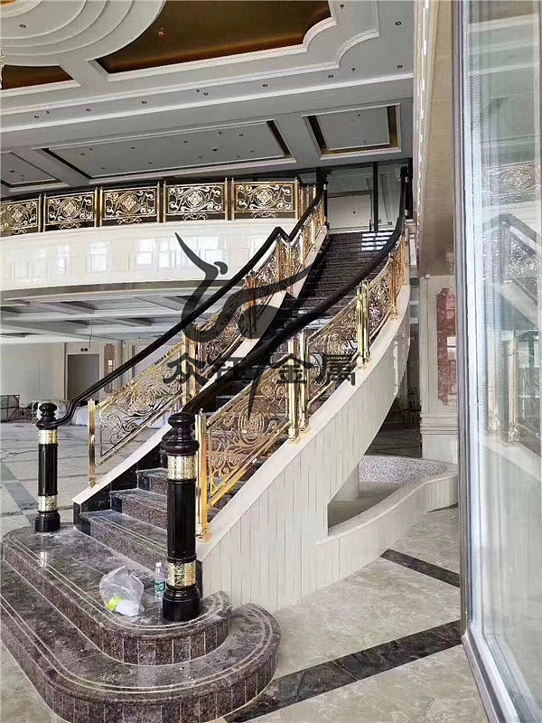 铝铜楼梯护栏 别墅K金旋转楼梯栏杆靓丽且典雅