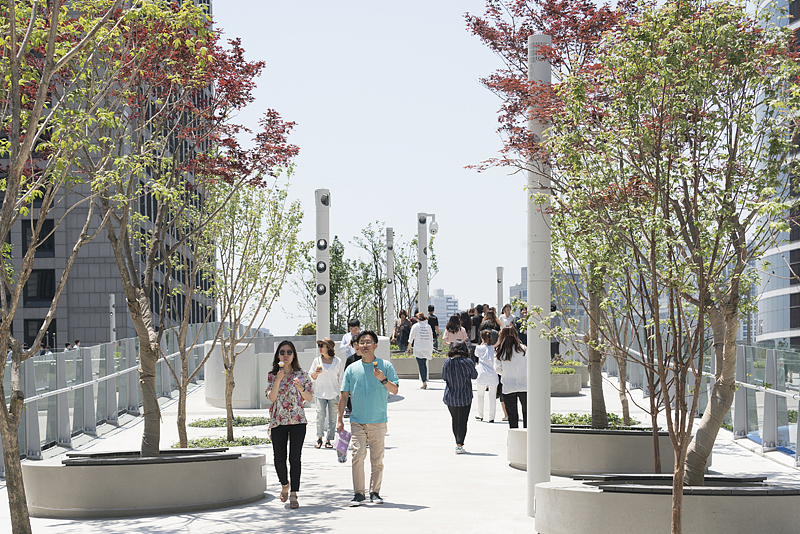 整条空中走廊的设计也可看做是一系列小型花园的集合,每一座小花园都有其独特的形态,香气,颜色等加以区分。花园景观会随着季节而变化:秋季是以枫叶的红渲染了主色,春季樱花和杜鹃开始盛放,冬季是常绿针叶树为主,而夏季则是灌木和果树枝繁叶茂的时期。