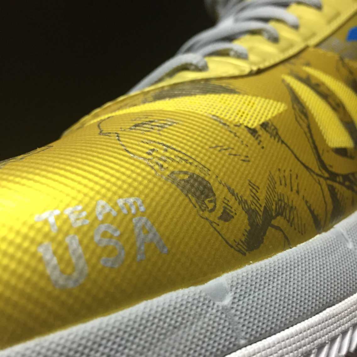 安踏签约NBA球星-克莱汤普森手绘战靴