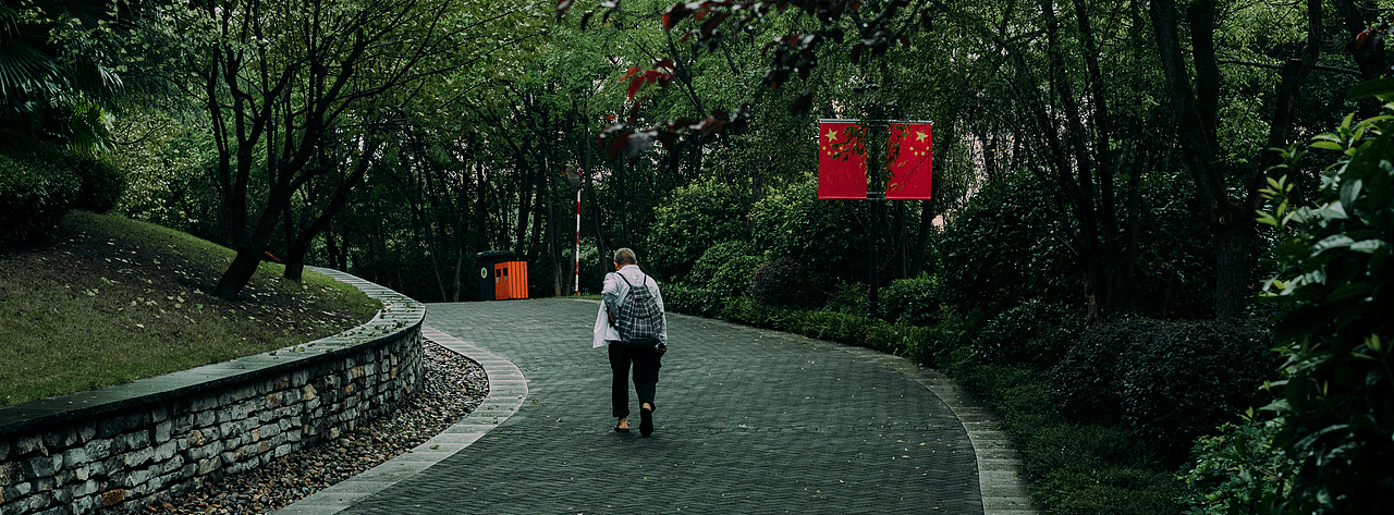 如此,足够我爱这破碎泥泞的人间。