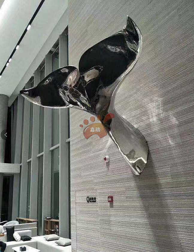 展览馆镜面海豚不锈钢雕塑穿墙创意设计