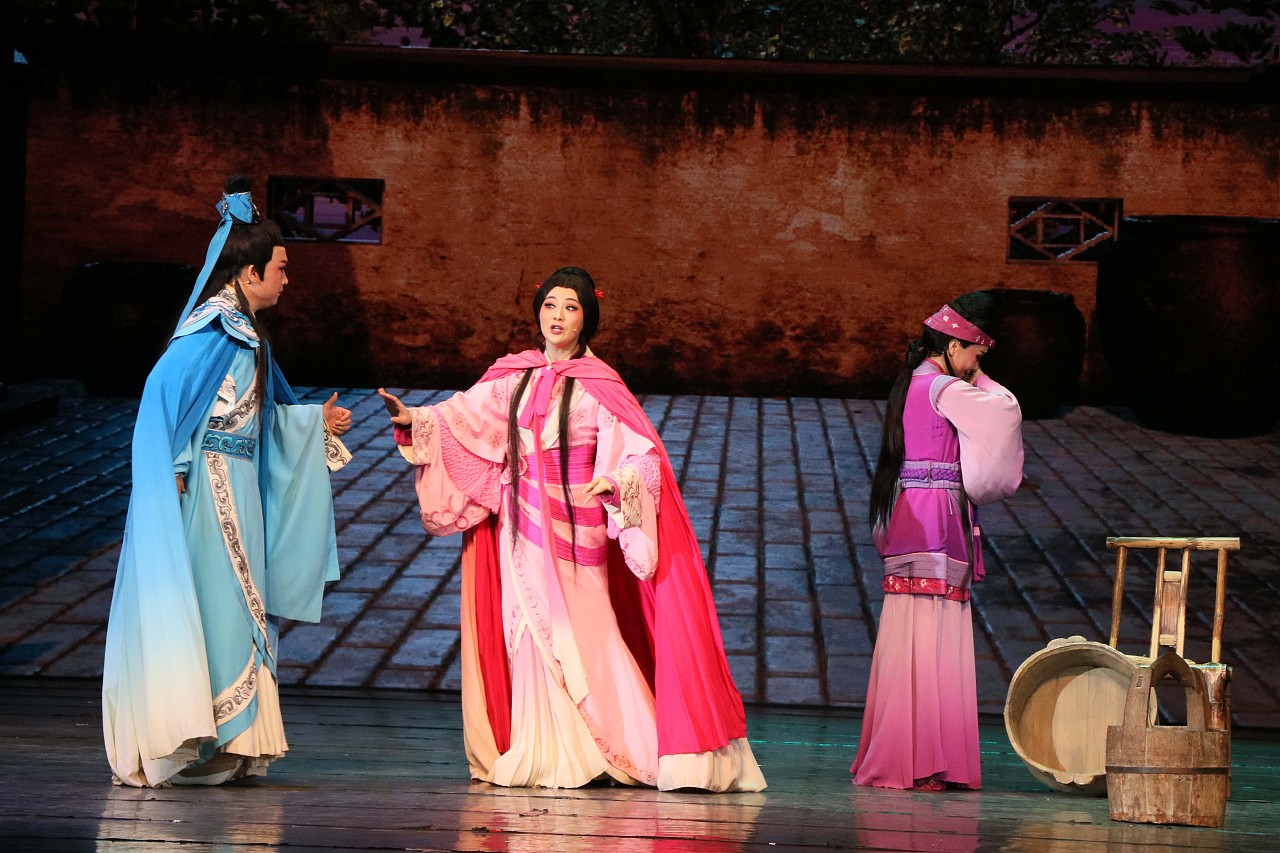 黄梅戏《小乔初嫁》舞台剧照