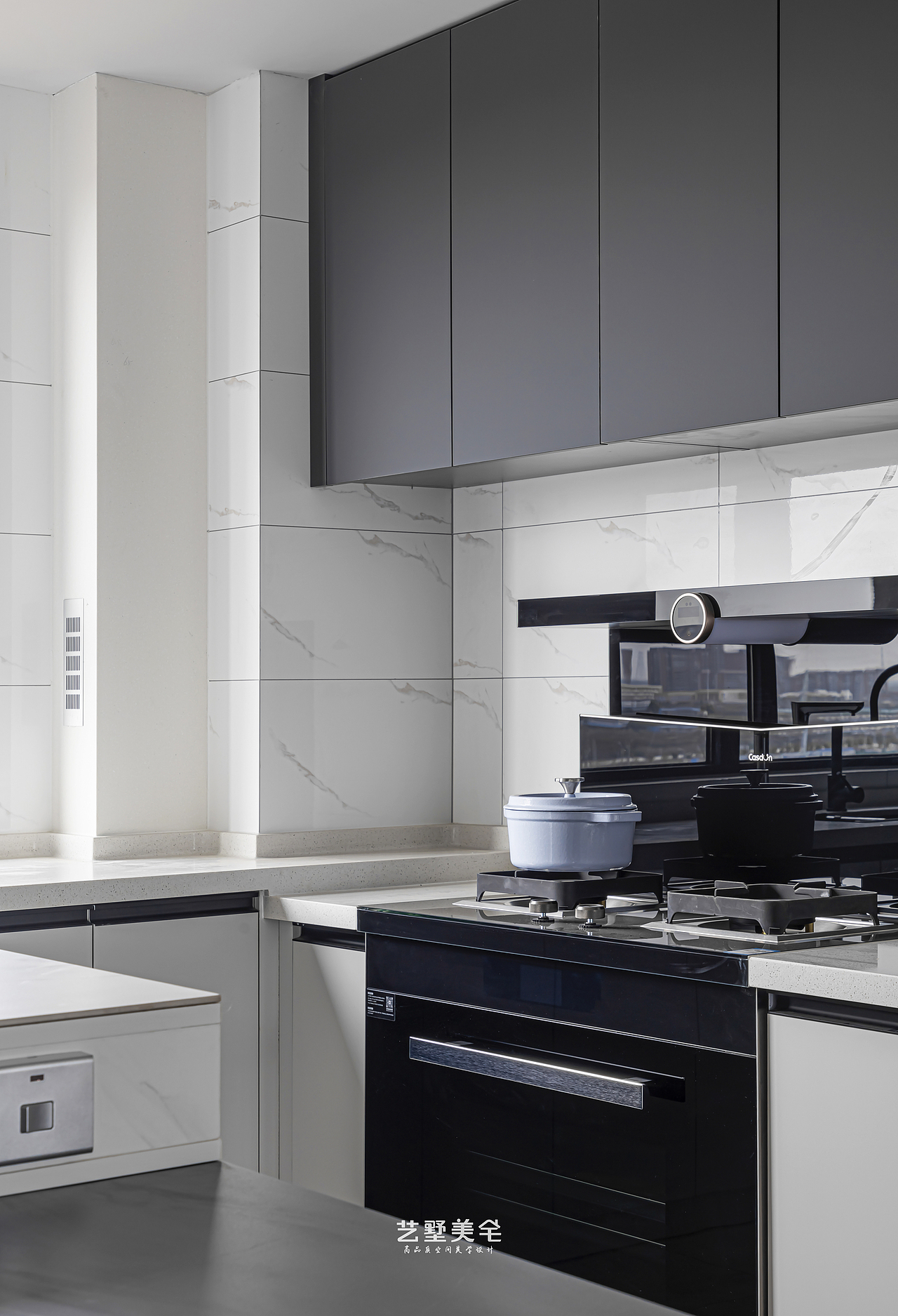 吊柜高级灰,地柜暖灰色,石英石台面和爵士白墙砖搭配,既防水又耐看。窗下宽敞的操作区,又能满足家人之间的互动。
<br>