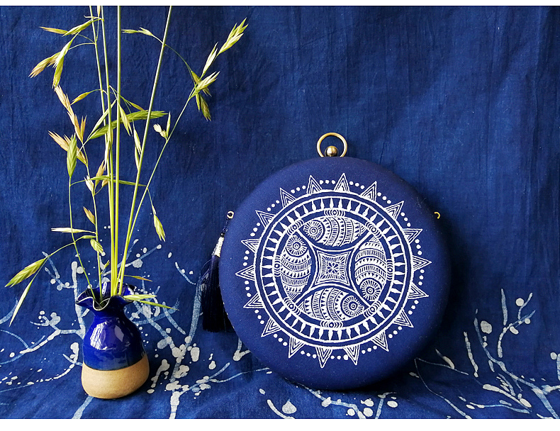 纯手工蜡染斜挎口金包 | 《与鱼儿呢喃》系列之一