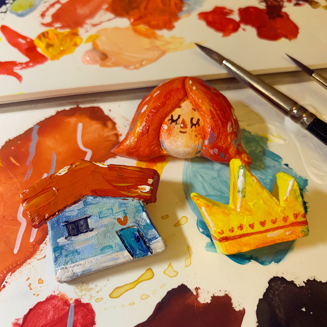 小胸针,材料是超轻石塑粘土+丙烯颜料