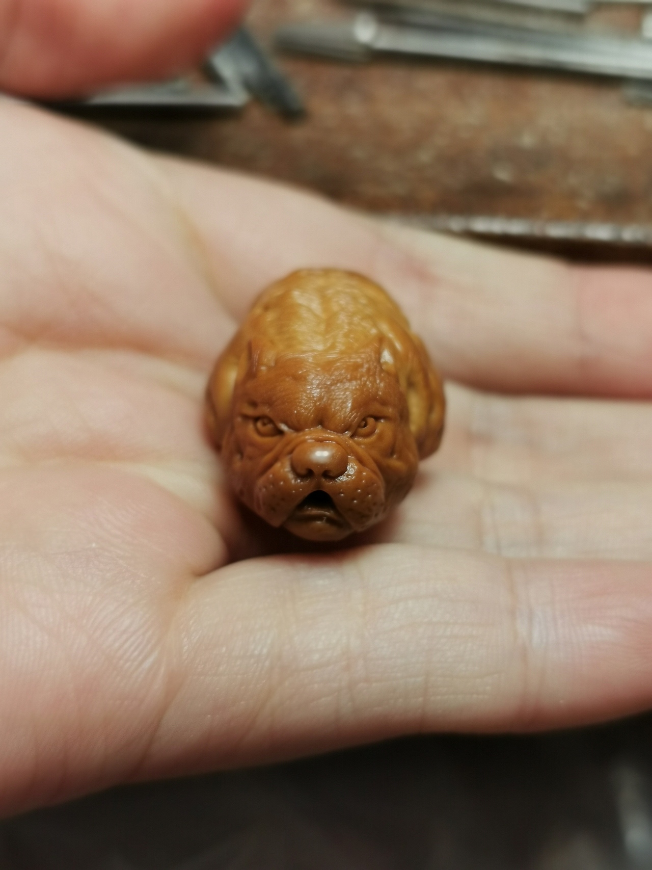 橄榄核雕刻恶霸犬