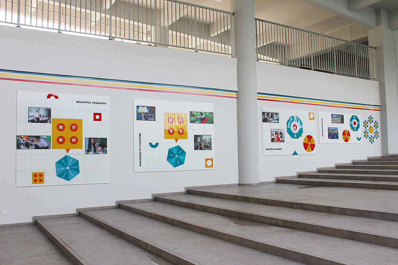 13-班级宣传栏 由两个板块组成,其一由冲孔板为背景构成,设置班级荣誉